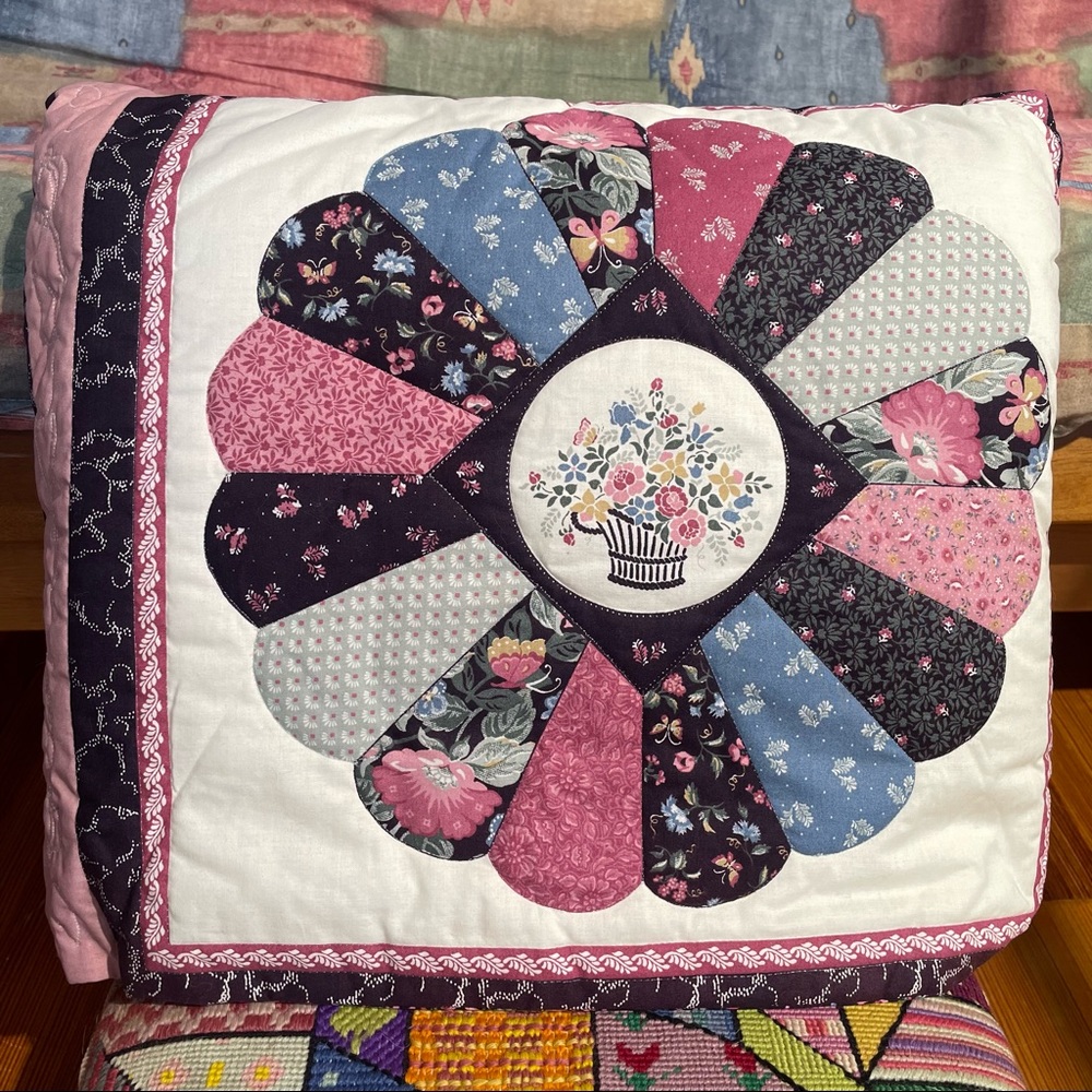 Handmade floral pillow quilt💐